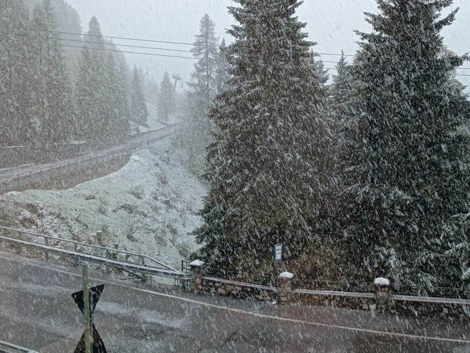 Grandine e neve sulle Orobie: il maltempo paralizza le valli bergamasche. Le previsioni parlano di pioggia - Foto e video