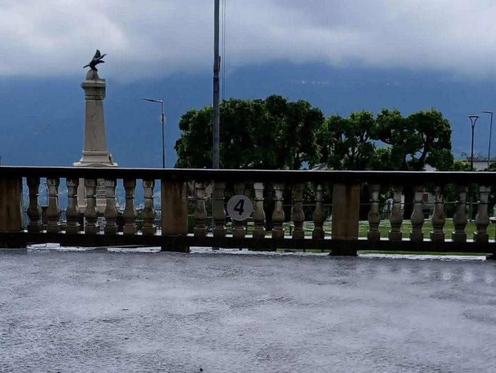 Grandine e neve sulle Orobie: il maltempo paralizza le valli bergamasche. Le previsioni parlano di pioggia - Foto e video