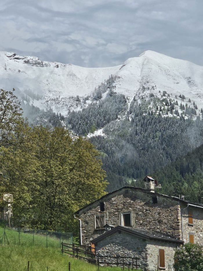Grandine e neve sulle Orobie: il maltempo paralizza le valli bergamasche. Le previsioni parlano di pioggia - Foto e video