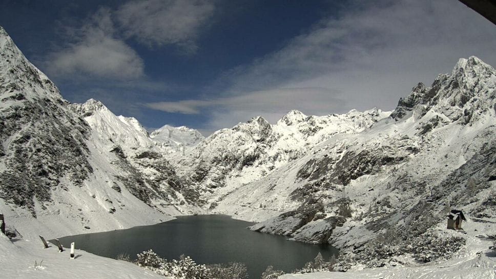 Grandine e neve sulle Orobie: il maltempo paralizza le valli bergamasche. Le previsioni parlano di pioggia - Foto e video