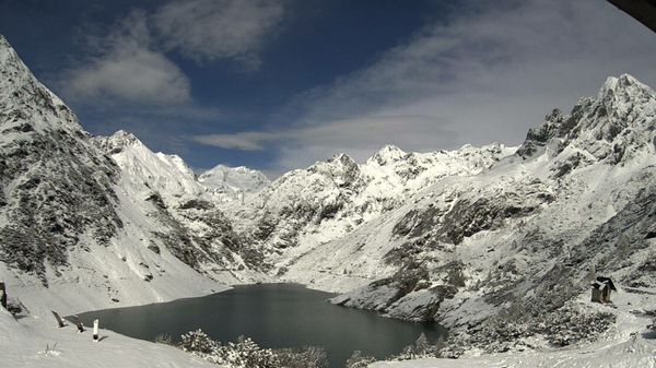 Grandine e neve sulle Orobie: il maltempo paralizza le valli bergamasche. Le previsioni parlano di pioggia - Foto e video