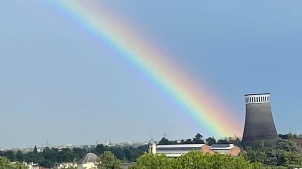 Grandine e neve sulle Orobie: il maltempo paralizza le valli bergamasche. Poi l’arcobaleno - Foto e video
