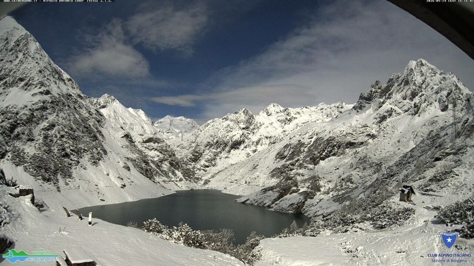 Grandine e neve sulle Orobie: il maltempo paralizza le valli bergamasche. Poi l’arcobaleno - Foto e video
