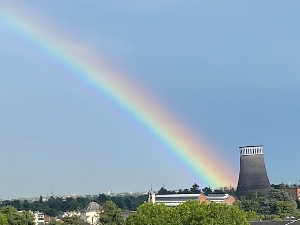 Grandine e neve sulle Orobie: il maltempo paralizza le valli bergamasche. Poi l’arcobaleno - Foto e video