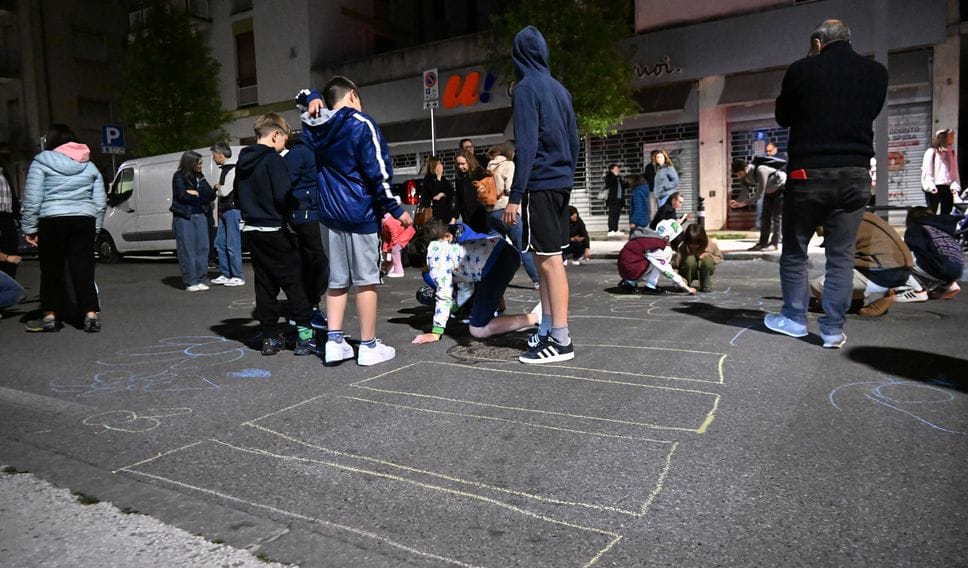Il saluto al papà, poi  travolto mentre attraversava la strada: Giulio morto a 9 anni
