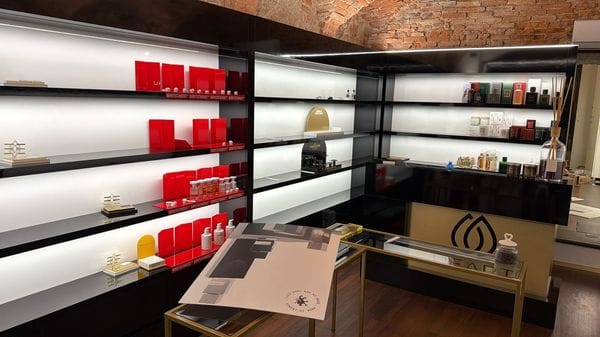 Spaccata in centro a Bergamo: razziata la profumeria Heart, bottino da 70 mila euro