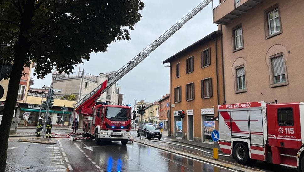 Fumo da una canna fumaria in via Suardi, intervento dei vigili del fuoco - Foto