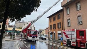 Fumo da una canna fumaria in via Suardi, intervento dei vigili del fuoco - Foto