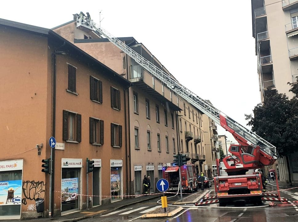 Fumo da una canna fumaria in via Suardi, intervento dei vigili del fuoco - Foto