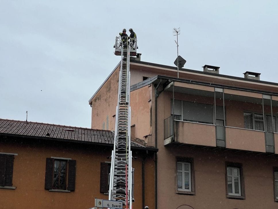 Fumo da una canna fumaria in via Suardi, intervento dei vigili del fuoco - Foto