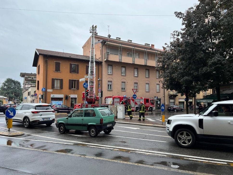 Fumo da una canna fumaria in via Suardi, intervento dei vigili del fuoco - Foto