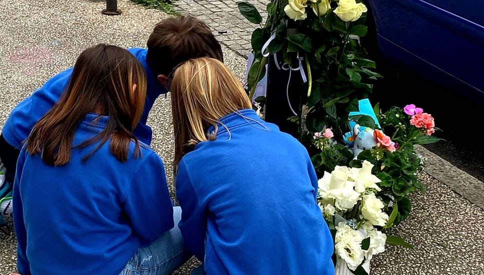 Giulio, l’abbraccio degli amici alla camera ardente. Donate le cornee del bimbo investito a Bergamo