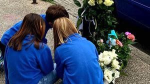 Giulio, l’abbraccio degli amici alla camera ardente. Donate le cornee del bimbo investito a Bergamo