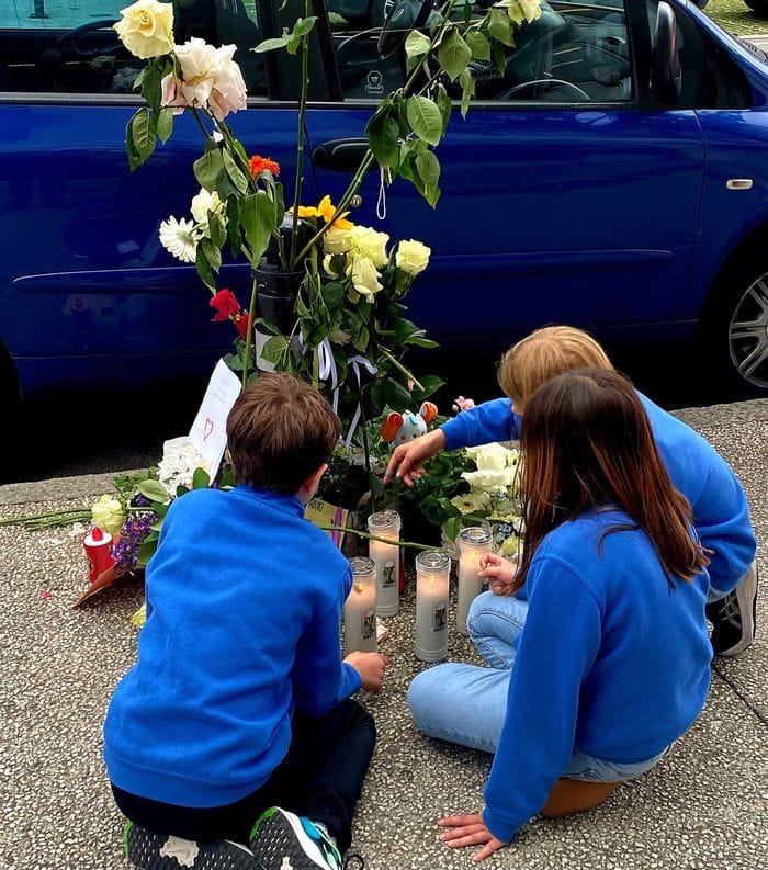 Giulio, l’abbraccio degli amici alla camera ardente. Donate le cornee del bimbo investito a Bergamo