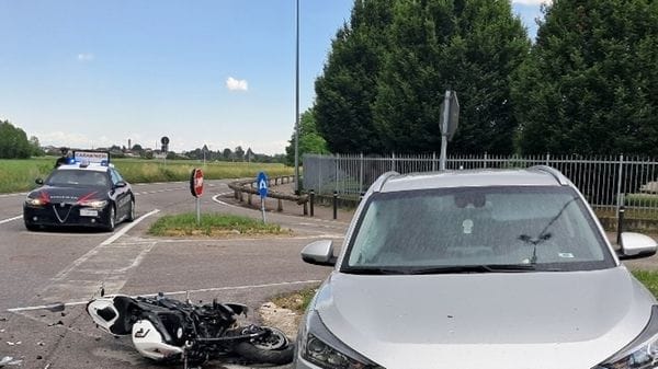 Arcene, scontro tra auto e moto all’incrocio: grave un 23enne
