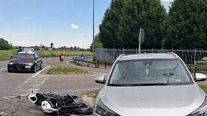Arcene, scontro tra auto e moto all’incrocio: grave un 23enne