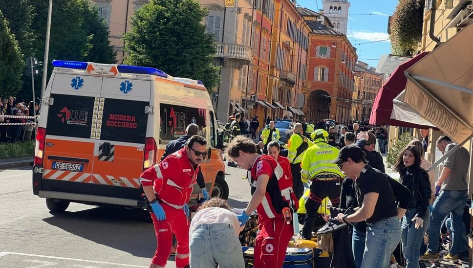 Auto sulla folla a Modena, quattro feriti gravi: fermato  un 31enne nato a Seriate
