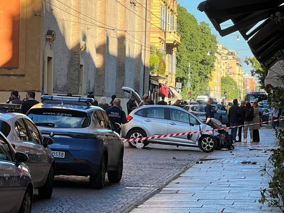 Auto sulla folla a Modena, quattro feriti gravi: fermato  un 31enne nato a Seriate
