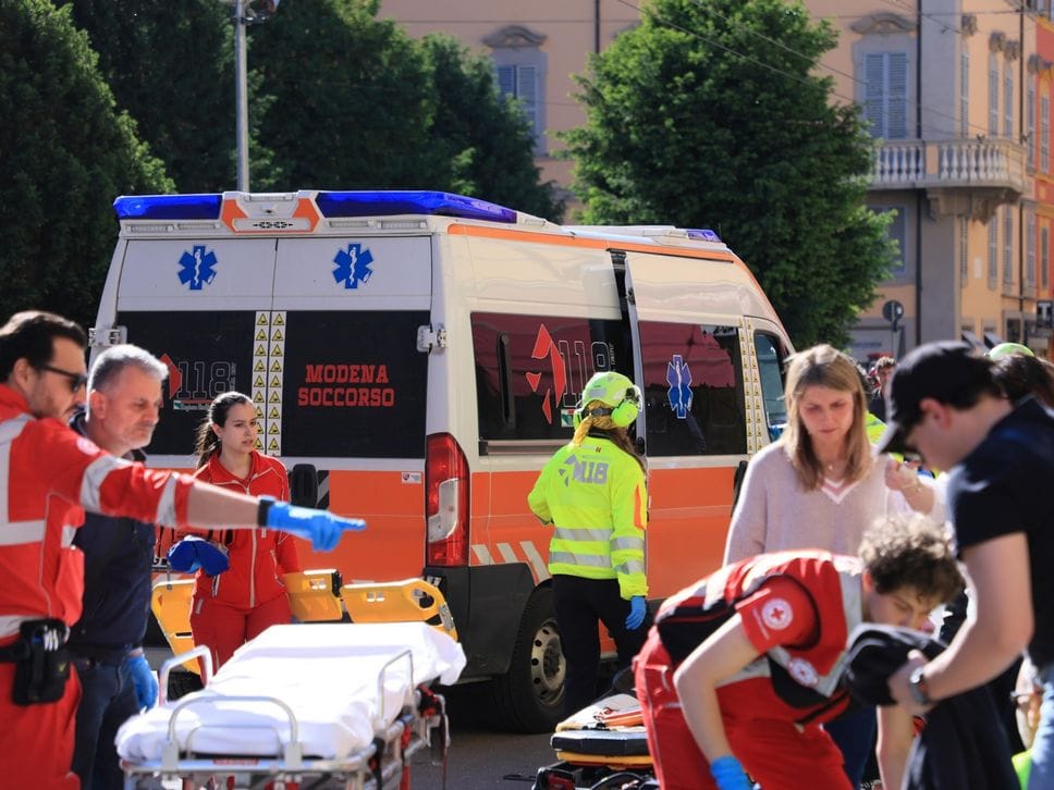 Auto sulla folla a Modena, quattro feriti gravi: fermato  un 31enne nato a Seriate