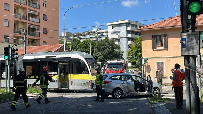 https://storage.ecodibergamo.it/media/photologue/2026/5/16/photos/cache/bergamo-auto-contro-il-tram-in-via-corridoni-traffico-bloccato-foto_d7002822-5112-11f1-8a17-05a528923769_1920_1080_v3_large_16_9.jpeg