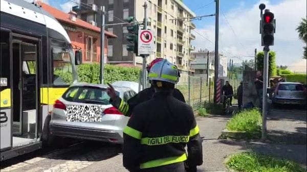 Bergamo, auto contro il tram in via Corridoni: traffico bloccato
