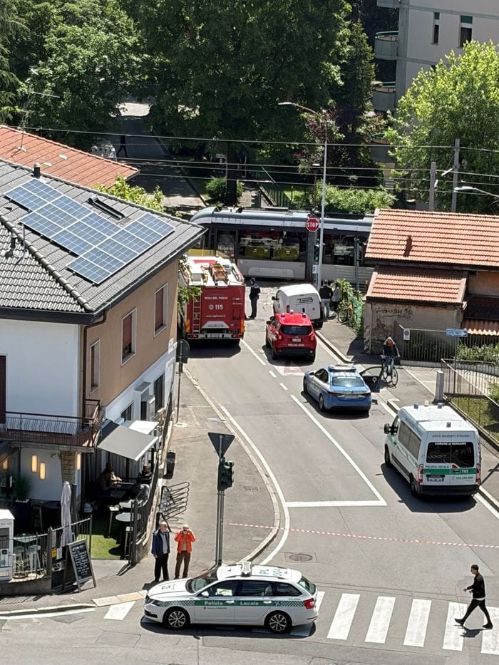 Bergamo, auto contro il tram in via Corridoni: viabilità regolare dalle 13.30 - Foto