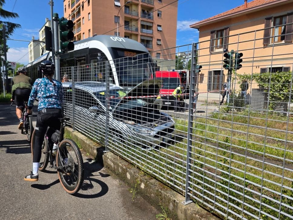 Bergamo, auto contro il tram in via Corridoni: viabilità regolare dalle 13.30 - Foto