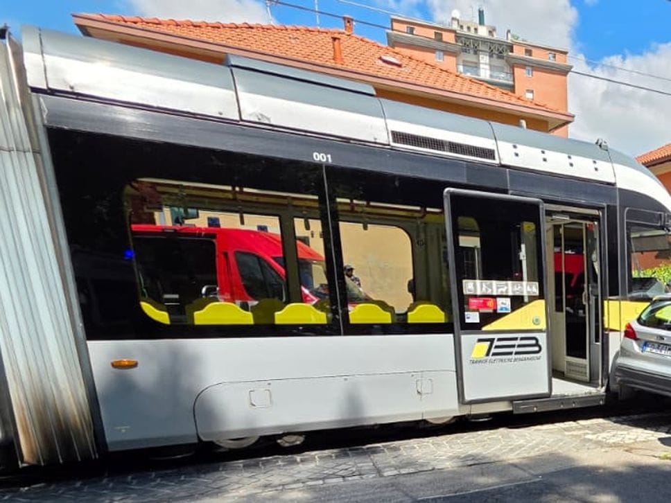 Bergamo, auto contro il tram in via Corridoni: viabilità regolare dalle 13.30 - Foto