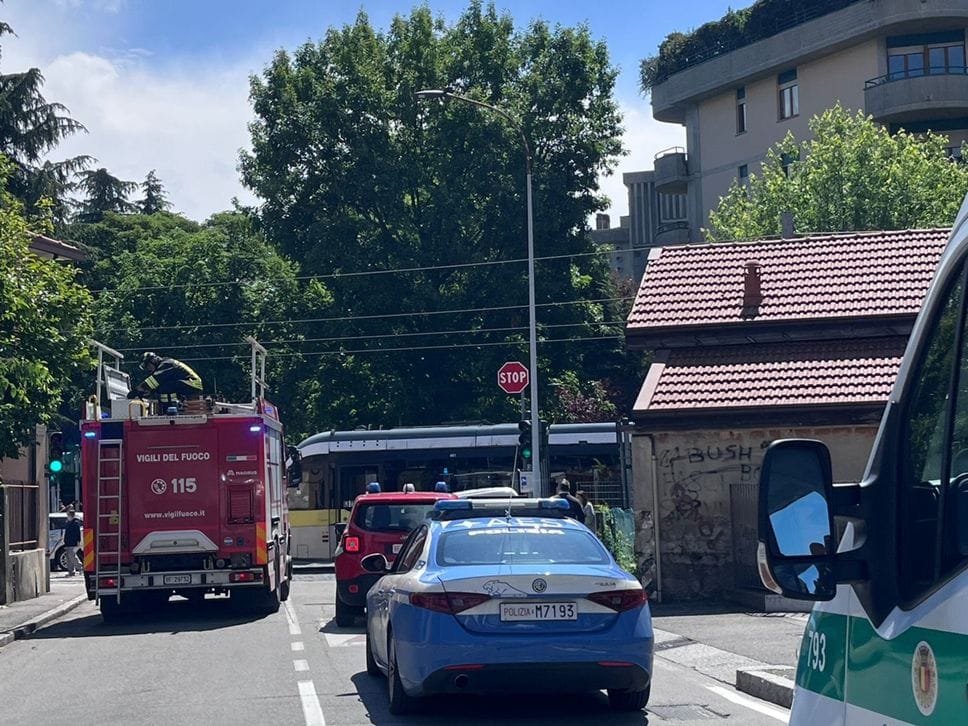 Bergamo, auto contro il tram in via Corridoni: viabilità regolare dalle 13.30 - Foto