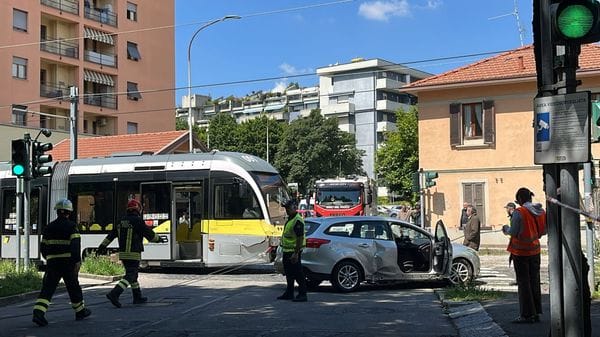Bergamo, auto contro il tram in via Corridoni: viabilità regolare dalle 13.30 - Foto