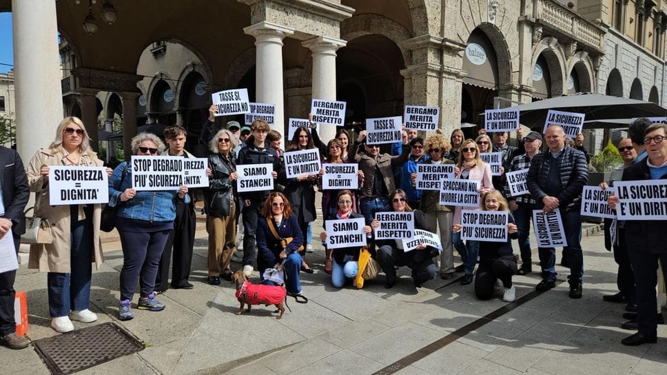 Bergamo, commercianti in piazza contro furti e spaccate. Tiziana Fausti: «Promesse due pattuglie di notte» - Foto e video