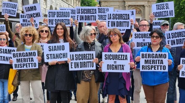 Bergamo, commercianti in piazza contro furti e spaccate. Tiziana Fausti: «Promesse due pattuglie di notte» - Foto