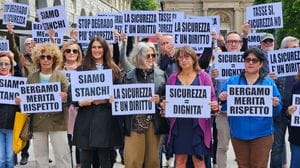 Bergamo, commercianti in piazza contro furti e spaccate. Tiziana Fausti: «Promesse due pattuglie di notte» - Foto e video