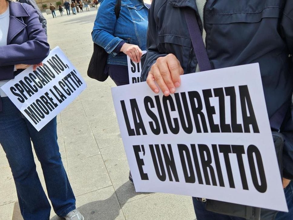 Bergamo, commercianti in piazza contro furti e spaccate. Tiziana Fausti: «Promesse due pattuglie di notte» - Foto e video