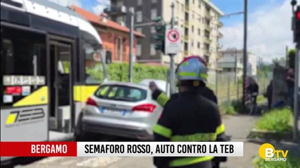 Bergamo, semaforo rosso, auto contro la Teb in via Martinella