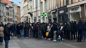 Bergamo, tutti in coda alla Swatch per la limited edition Royal Pop - Il video della ressa