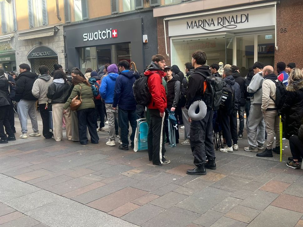 Bergamo, tutti in coda alla Swatch per la limited edition Royal Pop - Il video della ressa
