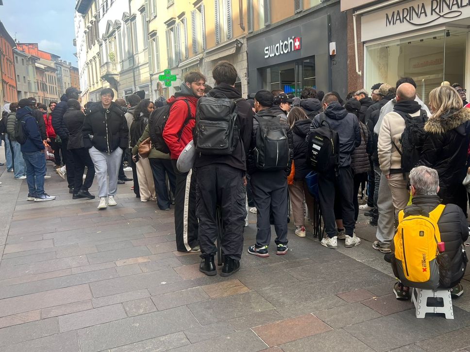 Bergamo, tutti in coda alla Swatch per la limited edition Royal Pop - Il video della ressa