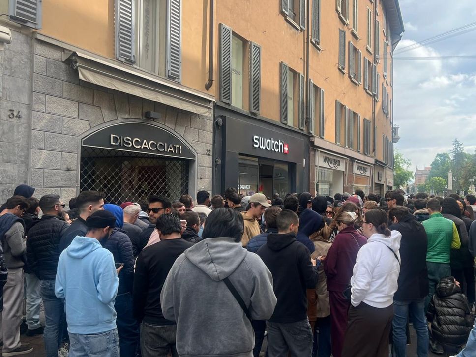 Bergamo, tutti in coda alla Swatch per la limited edition Royal Pop - Il video della ressa