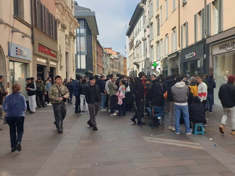 Bergamo, tutti in coda alla Swatch per la limited edition Royal Pop