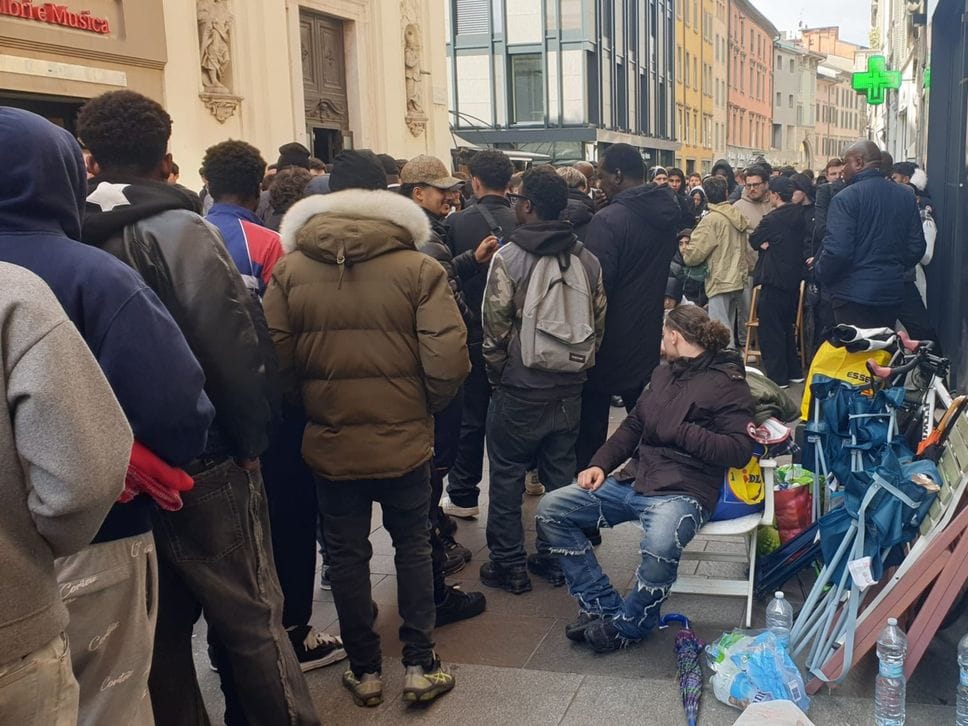 Bergamo, tutti in coda alla Swatch per la limited edition Royal Pop