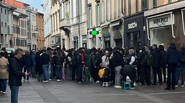 Bergamo, tutti in coda alla Swatch per la limited edition Royal Pop