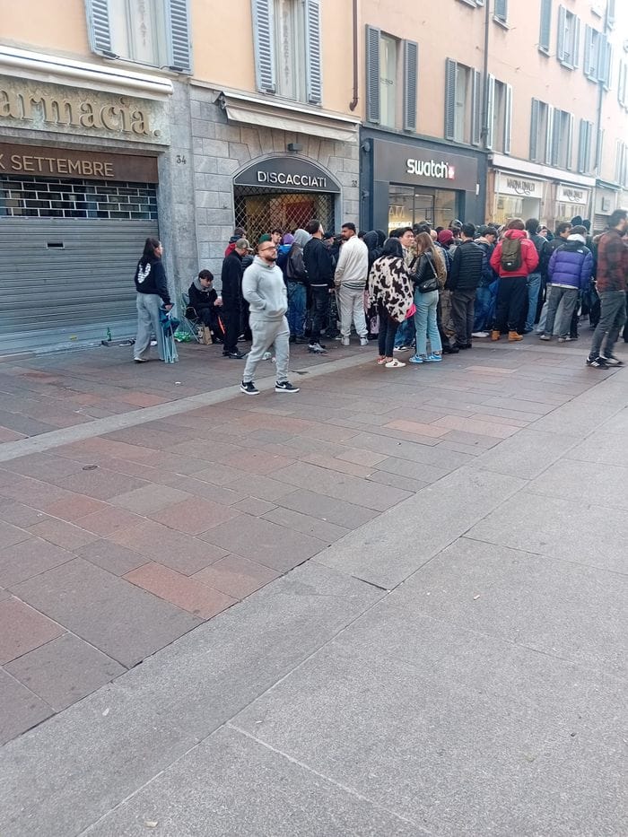 Bergamo, tutti in coda alla Swatch per la limited edition Royal Pop