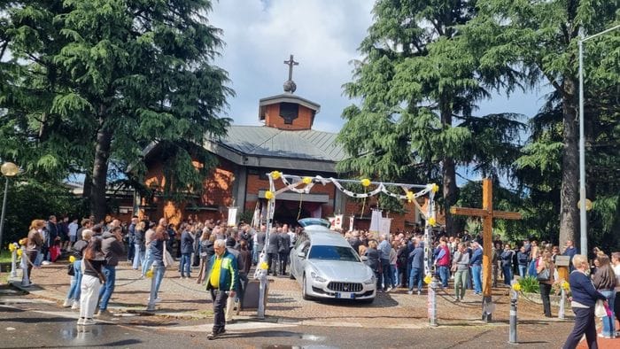 hai riempito di gioia e luce le nostre giornate chiesa gremita per l8217ultimo saluto al piccolo giulio foto e video
