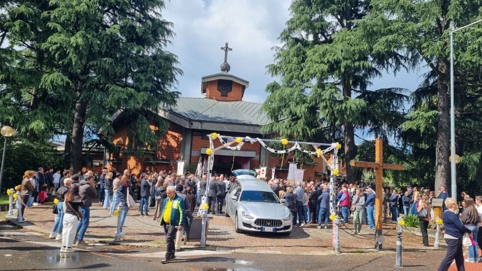 «Hai riempito di gioia e luce le nostre giornate»: chiesa gremita per l’ultimo saluto al piccolo Giulio - Foto e video