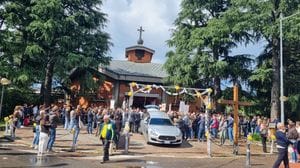 «Hai riempito di gioia e luce le nostre giornate»: chiesa gremita per l’ultimo saluto al piccolo Giulio - Foto e video