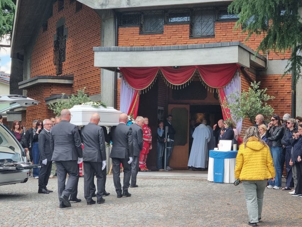 «Hai riempito di gioia e luce le nostre giornate»: chiesa gremita per l’ultimo saluto al piccolo Giulio - Foto e video