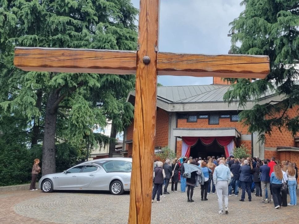 «Hai riempito di gioia e luce le nostre giornate»: chiesa gremita per l’ultimo saluto al piccolo Giulio - Foto e video