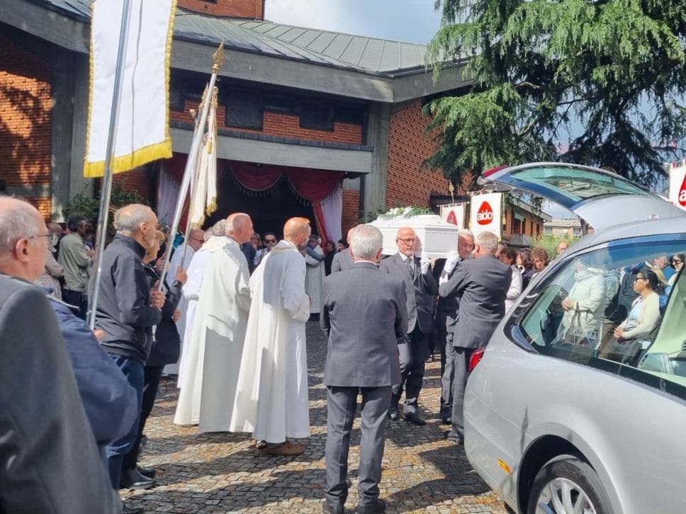 «Hai riempito di gioia e luce le nostre giornate»: chiesa gremita per l’ultimo saluto al piccolo Giulio - Foto e video