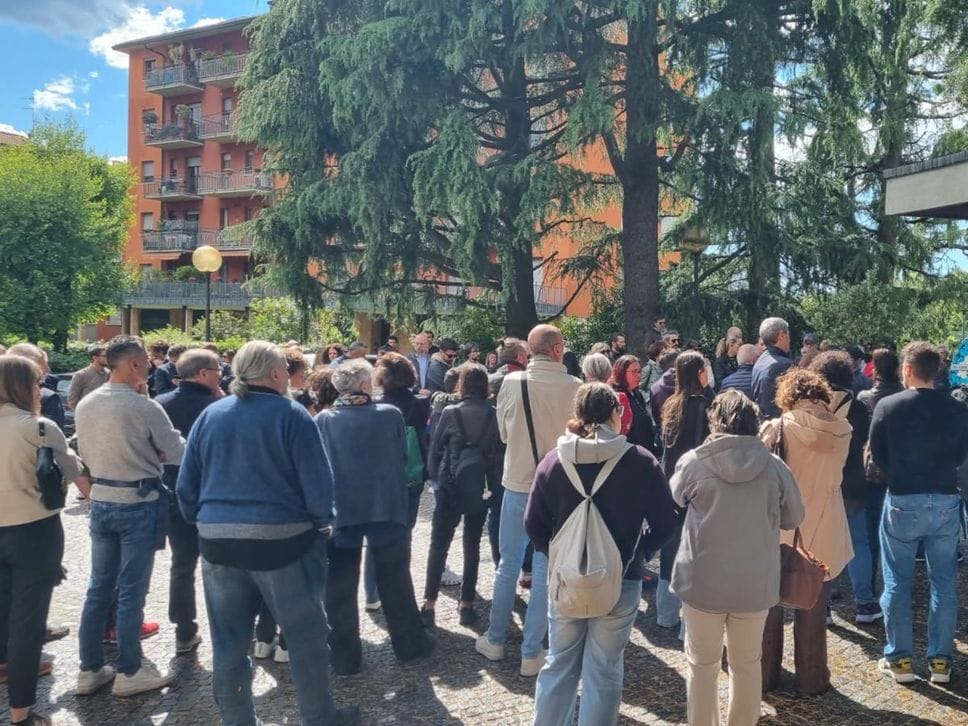 «Hai riempito di gioia e luce le nostre giornate»: chiesa gremita per l’ultimo saluto al piccolo Giulio - Foto e video